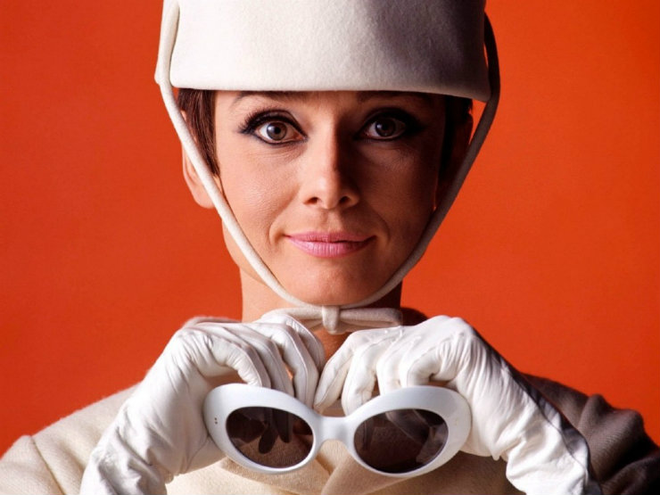 Originalmente chamados de modelo Koko, os óculos foram criados para personagem de Audrey Hepburn em Como roubar um milhão de dólares. Foto: Reprodução da internet/ Originalmente chamados de modelo Koko, os óculos foram criados para personagem de Audrey Hepburn em Como roubar um milhão de dólares. Foto: Reprodução da internet/