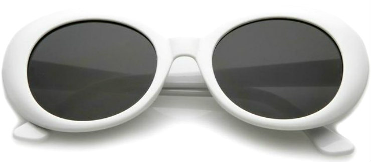 Os óculos tem formato arredondado e aros grossos: nos anos 1960, a cor branca simbolizava o futurismo. Foto: Genie Vintage/Divulgação