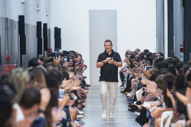 "Eu vou contar um segredo, quando eu estou montando uma coleção, eu sou a pessoa mais insegura da face da terra. Aí, quando vejo a coleção tomar forma com os primeiros looks, me tranquilizo". Foto: Iódice/Divulgação/ "Eu vou contar um segredo, quando eu estou montando uma coleção, eu sou a pessoa mais insegura da face da terra. Aí, quando vejo a coleção tomar forma com os primeiros looks, me tranquilizo". Foto: Iódice/Divulgação/