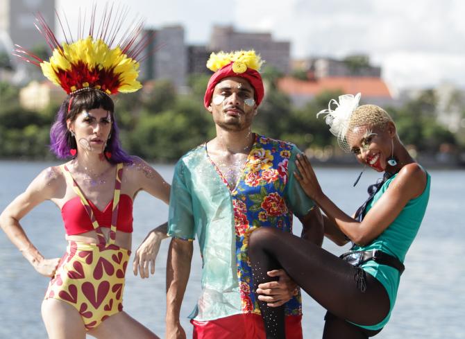 Peças apresentadas no desfile poderão ser adquiridas desde a noite desta quarta (24). Fotos: Rodrigo Ramos/CulturaPE/ Peças apresentadas no desfile poderão ser adquiridas desde a noite desta quarta (24). Fotos: Rodrigo Ramos/CulturaPE/