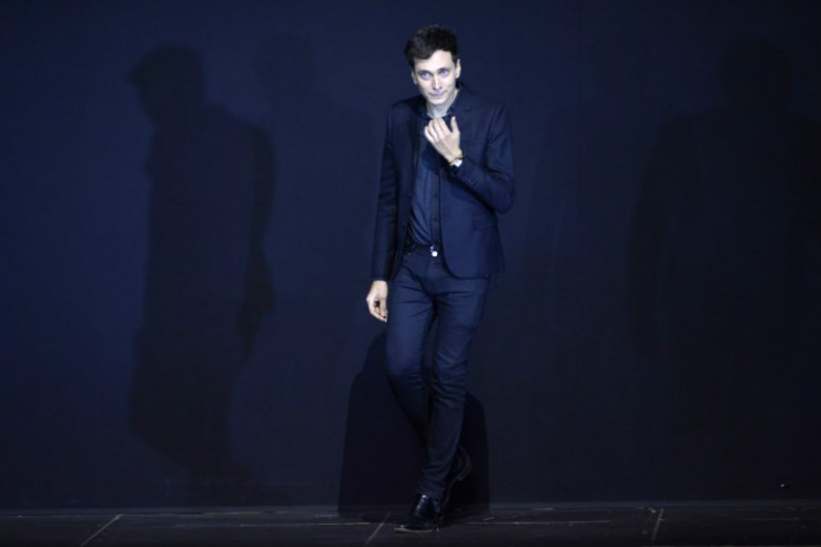 Hedi Slimane, aos 49 anos, assumirá direção da Céline, conforme anunciado pelo grupo. Foto: Martin Bureau/AFP/