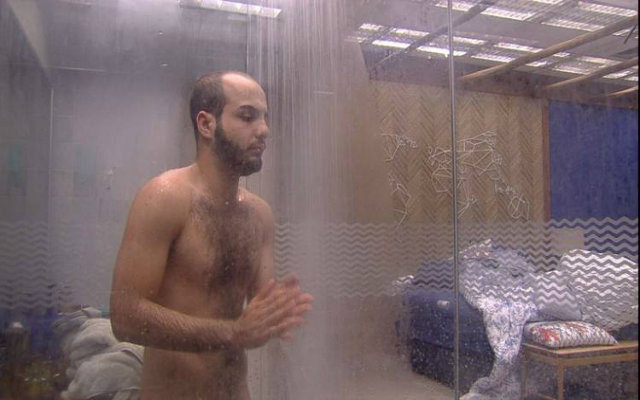 Mahmoud toma banho pelado no bangalô do líder. Foto: TV Globo/Reprodução/ Mahmoud toma banho pelado no bangalô do líder. Foto: TV Globo/Reprodução/