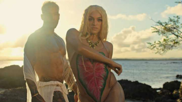 O maiô asa-delta da Triya tem fundo nude e uma folha de Caladium. Foto: Reprodução/Youtube/ O maiô asa-delta da Triya tem fundo nude e uma folha de Caladium. Foto: Reprodução/Youtube/