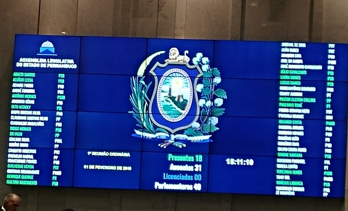 Painel vai registrando entrada de deputados a cada momento. É difícil todos chegarem pontualmente. Tem gente que só vai chegando no final. No local disponibilizado para acesso à imprensa, é difícil ver o nome dos presentes e ausentes. Crédito: Aline Moura/DP/ Painel vai registrando entrada de deputados a cada momento. É difícil todos chegarem pontualmente. Tem gente que só vai chegando no final. No local disponibilizado para acesso à imprensa, é difícil ver o nome dos presentes e ausentes. Crédito: Aline Moura/DP/