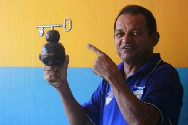 Romildo Canuto com uma miniatura do símbolo da agremiação: a chave de abertura do carnaval de Olinda. Crédito: Thalyta Tavares/Esp. DP/