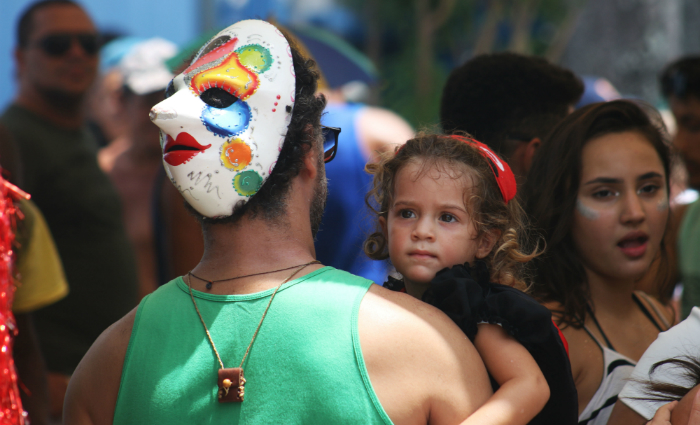 Adultos, idosos, crianças e adolescentes. Todos fazem parte da folia que desfilou no Poço da Panela. Foto: Gabriel Melo /Esp DP