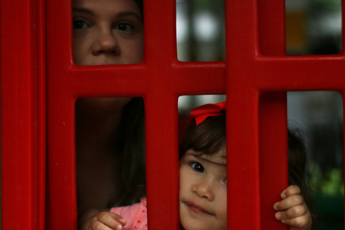 Assustada com as notícias sobre violência, a administradora Polyana não costuma caminhar com a filha, Luiza. Foto: Gabriel Melo/Esp. DP.