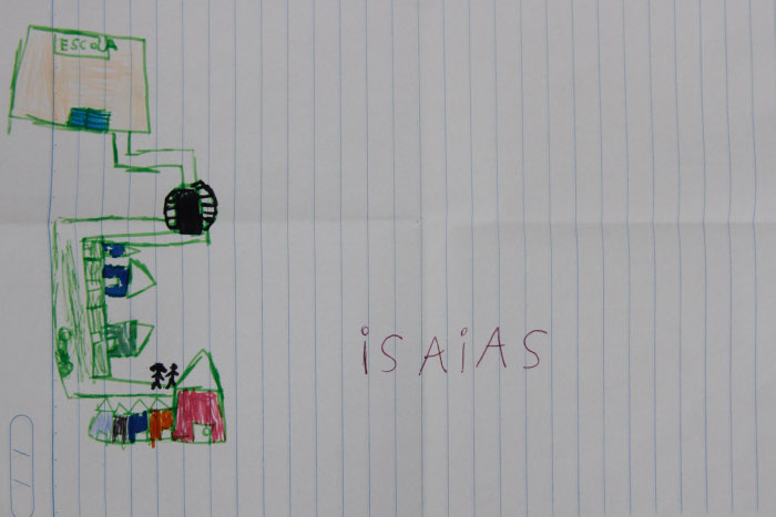 Isaias Cardoso, 11 anos: "Minha mãe não me deixa brincar sozinho na rua nem ir à escola sem ela porque diz que é perigoso". Ele vai a pé para a escola.
