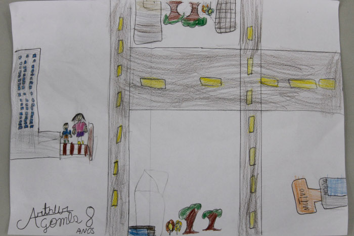 Arthur Gomes, 8 anos: "Vou andando de casa para a escola com a minha mãe. Vejo os prédios, as casas e as plantas. No caminho, a gente cumprimenta as pessoas". Vai andando para a escola.