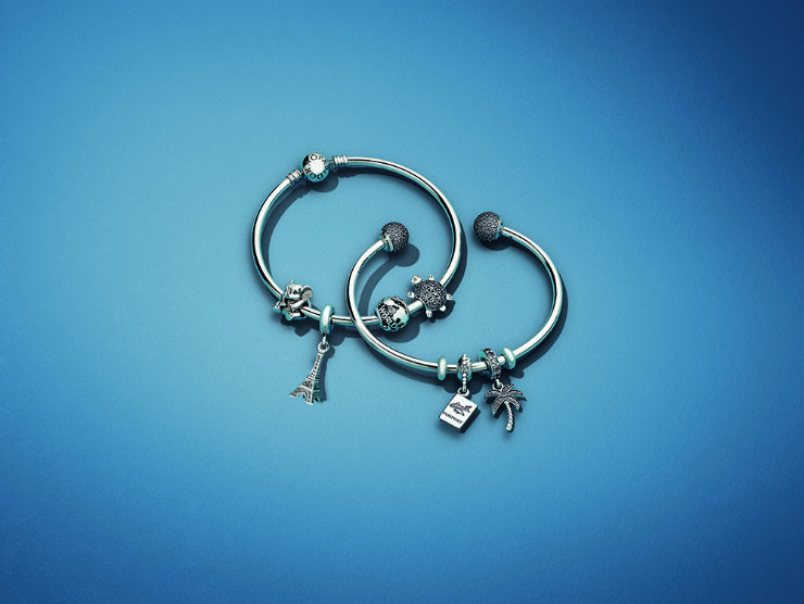 A proposta da joalheria Pandora é que as pulseiras contem histórias através dos pingentes. Foto: Pandora/Divulgação/ A proposta da joalheria Pandora é que as pulseiras contem histórias através dos pingentes. Foto: Pandora/Divulgação/