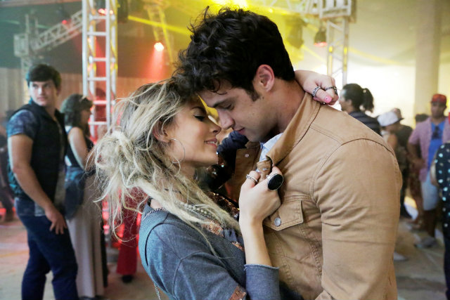 Ezequiel e Jonas recebem a notícia de que Alice está no hospital. Foto: Record/Divulgação/