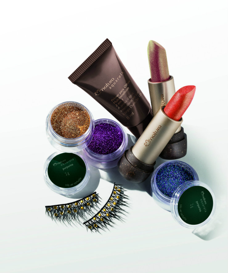 Cores, brilho, cílios postiços, maquiagem que resista ao calor das ladeiras de Olinda, em Pernambuco: o que todo mundo quer. Foto: Natura/Divulgação