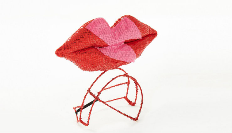 E quando um adereço de cabeça já transforma a roupa em fantasia? Foto: Farm/Divulgação