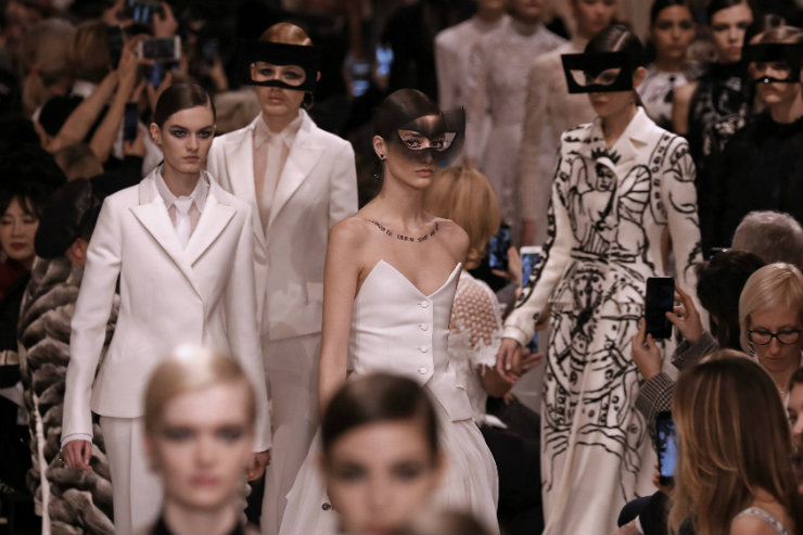 Semana de Alta-costura, uma das mais luxuosas do mundo da moda, foi pontuada por homenagens a mestres e ao preciosismo das roupas feitas à mão. Na foto, desfile da Dior. Foto: AFP/Divulgação/