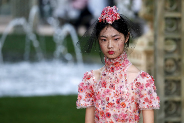 Muitas flores e tons de rosa foram as apostas da Chanel. Foto: AFP/Divulgação