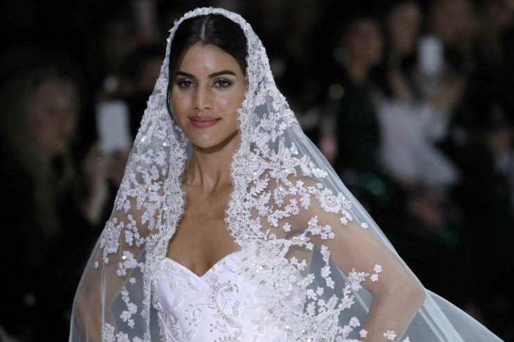 A brasileira Camila Coelho "trocou" a primeira fila pela passarela e desfilou vestida de noiva. Foto: AFP/Divulgação