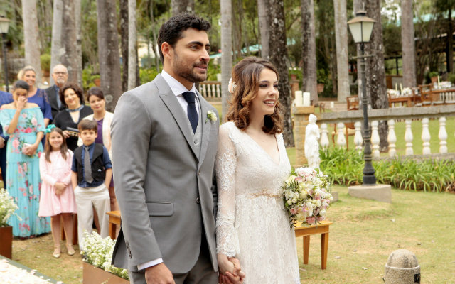 A Madre Superiora também faz um discurso para o casal e diz para Cecília que aprendeu muito sobre amor e fé com ela. Foto: SBT/Reprodução/ A Madre Superiora também faz um discurso para o casal e diz para Cecília que aprendeu muito sobre amor e fé com ela. Foto: SBT/Reprodução/