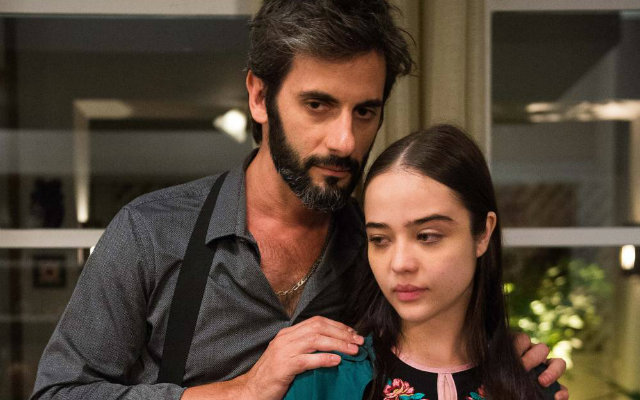 Na trama, Laura (Bella Piero) foi abusada sexualmente pelo padrasto Vinicius (Flavio Tolezani) durante a infância. Foto: Globo/Divulgação/ Na trama, Laura (Bella Piero) foi abusada sexualmente pelo padrasto Vinicius (Flavio Tolezani) durante a infância. Foto: Globo/Divulgação/