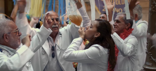 Produção é estrelada pelos atores Gregorio Duvivier e Thati Lopes. Foto: YouTube/Reprodução