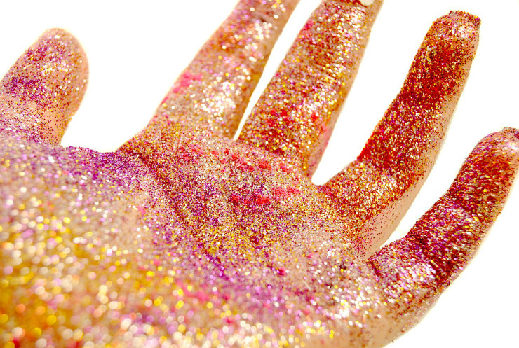 Glitter voltou a ganhar força em 2015, nos cabelos em passarelas internacionais. Depois, ganhou a pele e se popularizou. Foto: Pixabay/Reprodução da internet/ Glitter voltou a ganhar força em 2015, nos cabelos em passarelas internacionais. Depois, ganhou a pele e se popularizou. Foto: Pixabay/Reprodução da internet/