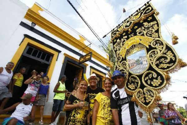 Pitombeira dos Quatro Cantos, fundada em 1947, continua arrastando centenas de foliões pelas ruas de Olinda. Crédito: Rafael Martins/Arquivo DP/ Pitombeira dos Quatro Cantos, fundada em 1947, continua arrastando centenas de foliões pelas ruas de Olinda. Crédito: Rafael Martins/Arquivo DP/
