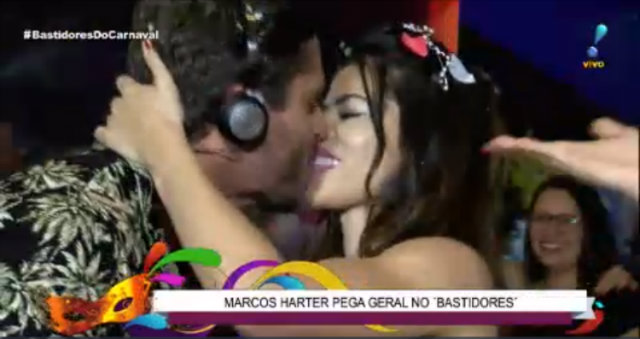 Harter beijou passistas e colega de emissora. Foto: RedeTV!/Reprodução/