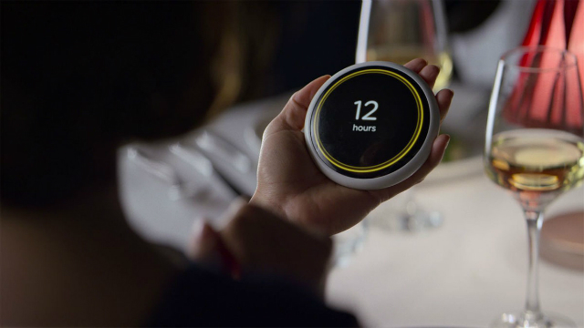 Na série, um aplicativo mostra aos casais quanto tempo o relacionamento deles durará. Foto: Netflix/Reprodução/