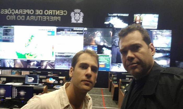 A mensagem foi publicada com uma foto dos secret&aacute;rios de Conserva&ccedil;&atilde;o e da Casa Civil, Jorge Felippe Neto e Paulo Messina, no Centro de Opera&ccedil;&otilde;es da Prefeitura, &oacute;rg&atilde;o do munic&iacute;pio que gerencia situa&ccedil;&otilde;es de crise. Foto: Reprodu&ccedil;&atilde;o/Facebook/