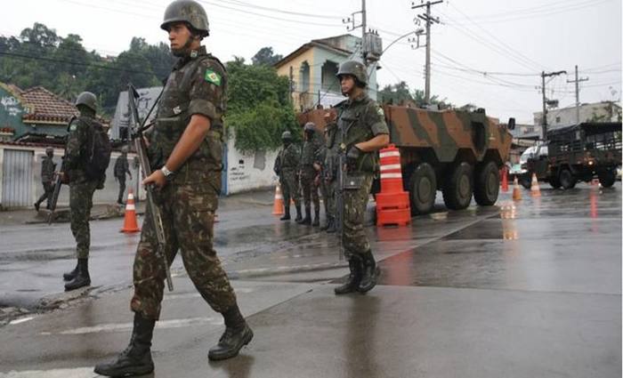 As For&ccedil;as Armadas e as pol&iacute;cias realizaram nesta segunda-feira uma opera&ccedil;&atilde;o nas divisas do Rio, com caminh&otilde;es, tanques, blindados e aeronaves. Foto: Danilo Verpa/Folhapress/