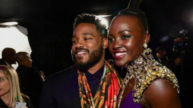 Ryan Coogler ao lado de Lupita Nyong'o na estreia de Pantera Negra (2018). Foto: AFP Photo/ Ryan Coogler ao lado de Lupita Nyong'o na estreia de Pantera Negra (2018). Foto: AFP Photo/