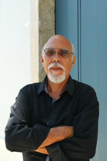 O professor aposentado Marcos Nascimento fez parte da construção do guia Bulir. Foto: Marlon Diego/Esp DP