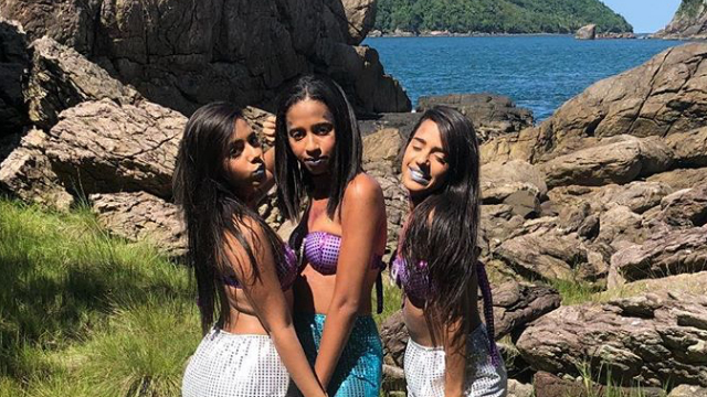 Meninas aparecem fantasiadas de sereia em publicação. Foto: Instagram/Reprodução/ Meninas aparecem fantasiadas de sereia em publicação. Foto: Instagram/Reprodução/