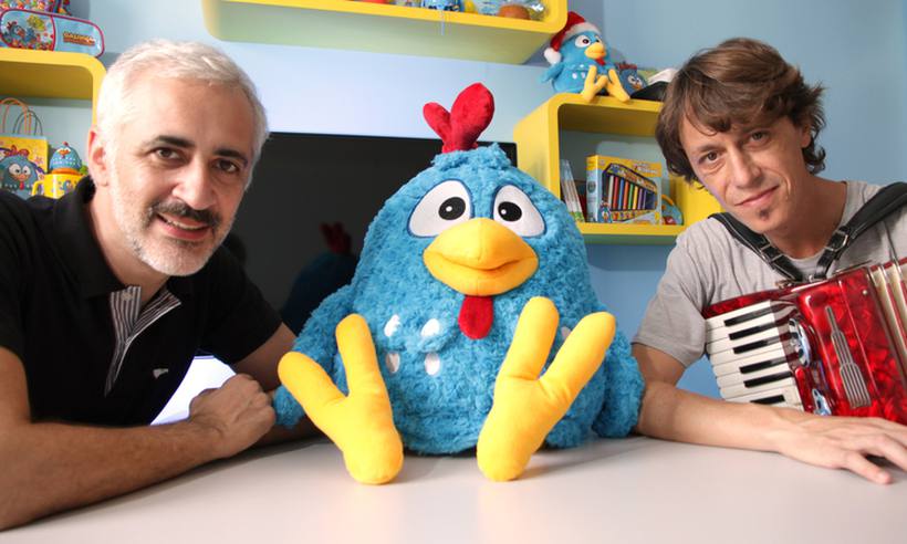 Juliano Prado e Marcos Luporini com a famosa galinha que tem 14 bilhões de visualizações. Foto: Ricardo Dettmer/Divulgação/ Juliano Prado e Marcos Luporini com a famosa galinha que tem 14 bilhões de visualizações. Foto: Ricardo Dettmer/Divulgação/