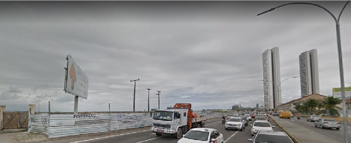 Empresa Porto Novo Recife pretende construir centro de conven&ccedil;&otilde;es na &aacute;rea dos antigos armaz&eacute;ns 16 e 17 do cais, numa regi&atilde;o de poss&iacute;vel amplia&ccedil;&atilde;o da &aacute;rea de tombamento. Imagem: Google Street View (maio/2017)/Empresa Porto Novo Recife pretende construir centro de conven&ccedil;&otilde;es na &aacute;rea dos antigos armaz&eacute;ns 16 e 17 do cais, numa regi&atilde;o de poss&iacute;vel amplia&ccedil;&atilde;o da &aacute;rea de tombamento. Imagem: Google Street View (maio/2017)