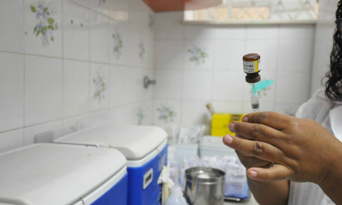 Comparação entre número de pessoas que pegaram a doença mesmo após serem vacinadas e total de vacinados mostra que imunização é eficaz. Foto: Alexandre Guzanshe/EM/Foto: Alexandre Guzanshe/EM