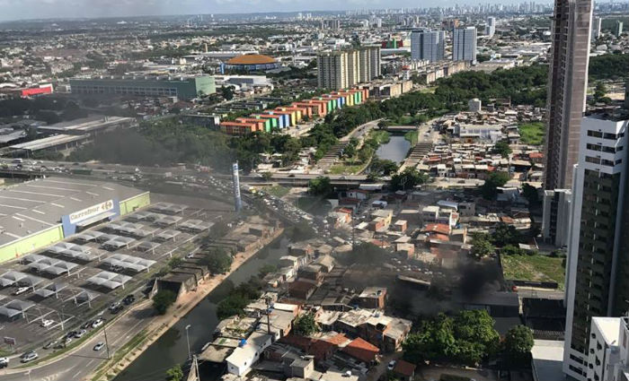 Protesto de mulheres fecha o viaduto Tancredo Neves sentido Boa Viagem. Foto: Ana Beatriz / Cortesia/