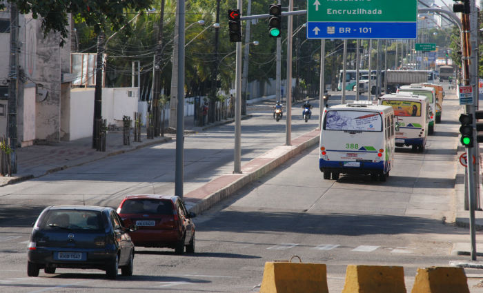 Troca de placas de concreto altera itinerário de linhas que circulam pela Avenida Norte. Foto: Julio Jacobina/DP () Troca de placas de concreto altera itinerário de linhas que circulam pela Avenida Norte. Foto: Julio Jacobina/DP/
