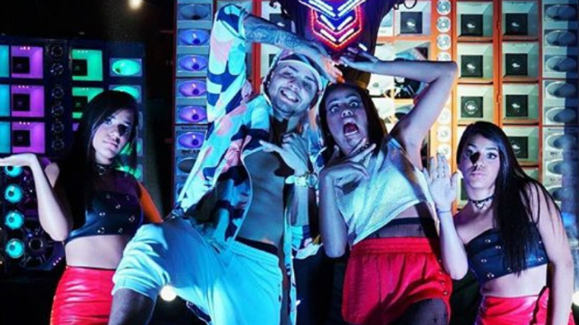 Paloma, Mirella e Mariely dan&ccedil;am em cen&aacute;rio futur&iacute;stico. Foto: YouTube/Reprodu&ccedil;&atilde;o/