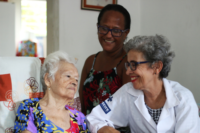Fátima Nepomuceno conseguiu estabelecer relação de confiança com moradores da Macaxeira, no Recife. Crédito: Gabriel Melo/Esp. DP
