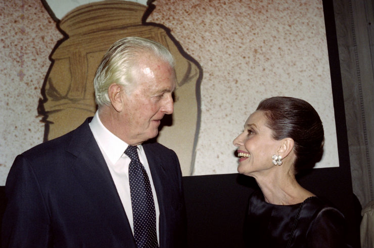 Givenchy assinou peças icônicas para Audrey Hepburn, no cinema e na vida pessoal. Entre elas, o tubinho preto de Holly Golightly, protagonista de Bonequinha de luxo. Foto: Pierre Guillaud/AFP