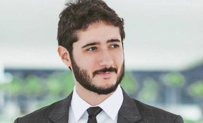 Gabriel Azevedo em frente ao Minist&eacute;rio P&uacute;blico de Minas, onde protocolou o pedido de investiga&ccedil;&atilde;o. L&eacute;o Burgu&ecirc;s se exaltou em plen&aacute;rio contra o colega. Foto: CMBH/Reprodu&ccedil;&atilde;o e Facebook/Reprodu&ccedil;&atilde;o/Foto: Facebook/Reprodu&ccedil;&atilde;o