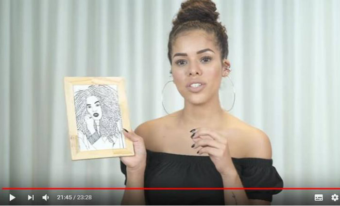 A blogueira Raíza Nicácio mostrou o presente das irmãs Um um vídeo de recebidos do mês. Foto: Reprodução/Youtube