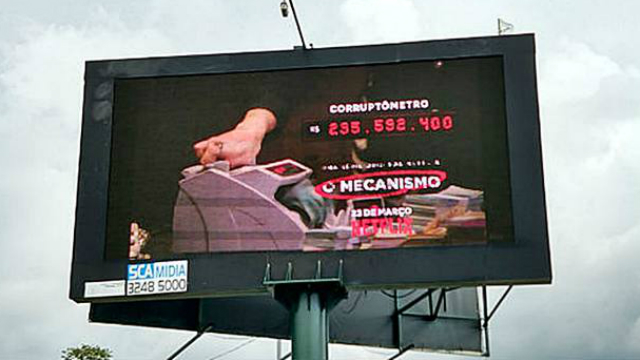 Outdoor foi instalado na via da capital do Distrito Federal. Foto: WhatsApp/Reprodução/ Outdoor foi instalado na via da capital do Distrito Federal. Foto: WhatsApp/Reprodução/