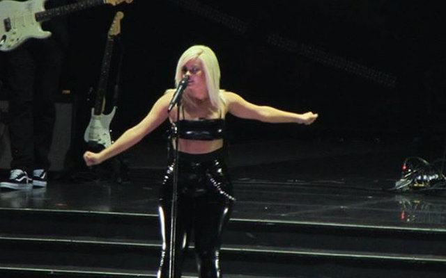 Cantora de 28 anos ganhou carinho dos f&atilde;s por interpretar vers&atilde;o em portugu&ecirc;s. Foto: Twitter/Reprodu&ccedil;&atilde;o/