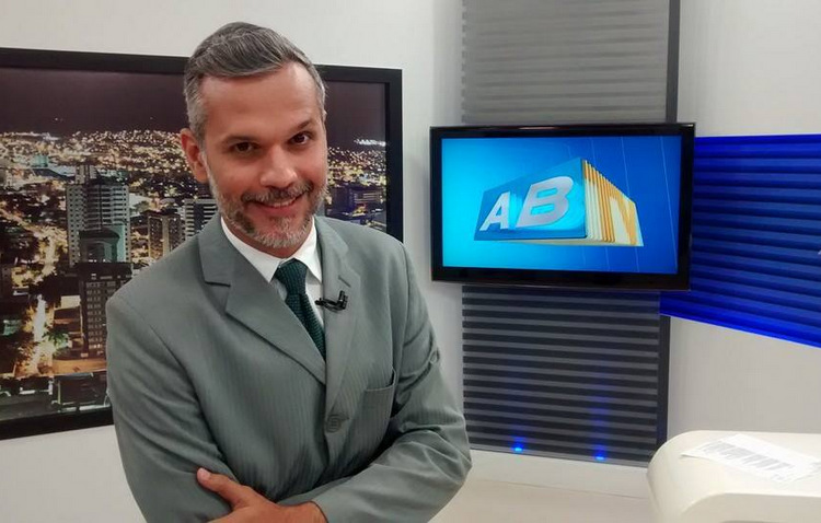 Apresentador do telejornal AB TV 2ª Edição, foi atingido por uma bala perdida na testa, durante um tiroteio entre policiais e suspeitos, no Alto do Moura, caruaru. Credito: Reproducao/Facebook/ Apresentador do telejornal AB TV 2ª Edição, foi atingido por uma bala perdida na testa, durante um tiroteio entre policiais e suspeitos, no Alto do Moura, caruaru. Credito: Reproducao/Facebook/