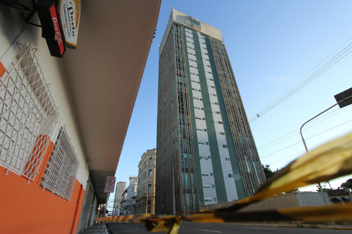 De acordo com a Defesa Civil do Recife, a rua s&oacute; pode ser reaberta ap&oacute;s a coloca&ccedil;&atilde;o de bandejas e telas de prote&ccedil;&atilde;o. Foto: Paulo Paiva/DP/