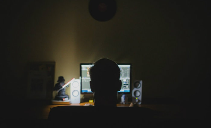 Segundo o Ministério da Saúde, pessoas que sofrem com a compulsão por pornografia podem procurar os Centros de Atenção Psicossocial (Caps). Foto: Pixabay/Reprodução