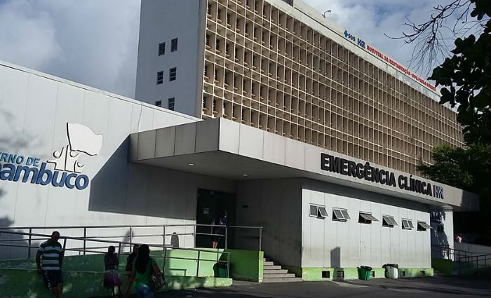 Um dos Pms está sendo transferido pelo helicóptero do Grupamento Tático Aéreo para o Hospital da Restauração. Foto: Reprodução/ Facebook