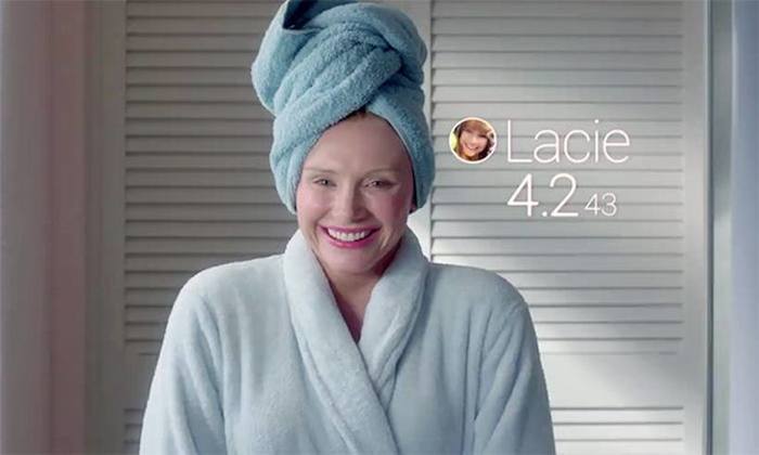 Episódio do seriado Black Mirror mostra uma sociedade onde as pessoas avaliam e dão notas virtuais sobre o comportamento de outras pessoas. Foto: Divulgação