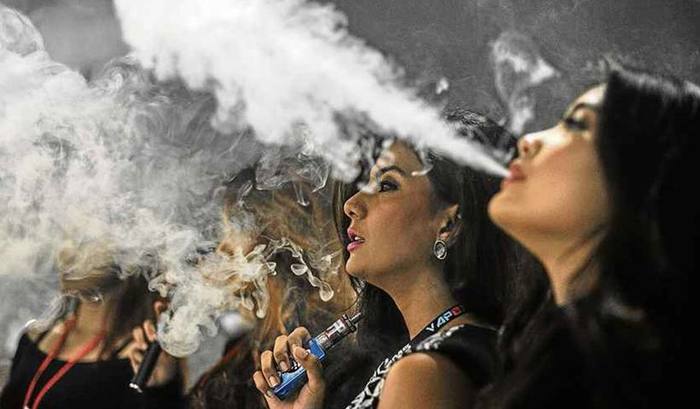 Não há padronização para a composição dos e-líquidos, que são criados de forma a atrair usuários, principalmente jovens, pelo cheiro e pelo gosto. Foto: Mohd Rasfan/AFP/ Não há padronização para a composição dos e-líquidos, que são criados de forma a atrair usuários, principalmente jovens, pelo cheiro e pelo gosto. Foto: Mohd Rasfan/AFP/